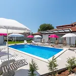 Nino With Shared Pool Guest house Porec
