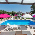 Nino With Shared Pool Guest house 3*