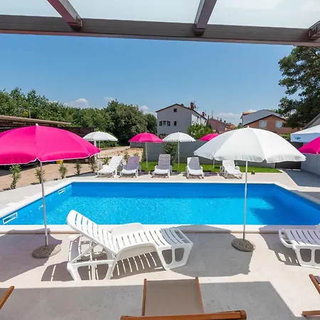 Nino With Shared Pool Gostinjska kuća 3*