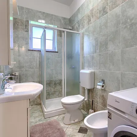 Gostinjska kuća Nino With Shared Pool 3*