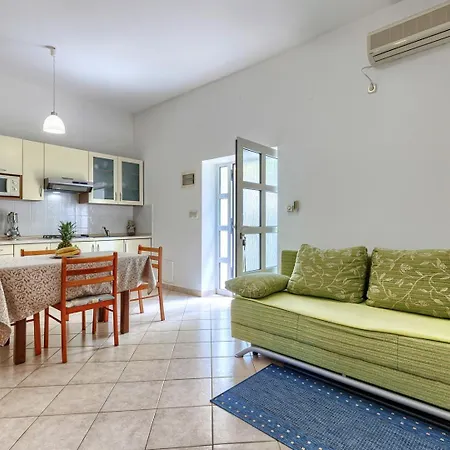Nino With Shared Pool Gostinjska kuća 3*