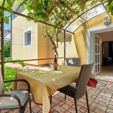 Nino With Shared Pool Gostinjska kuća