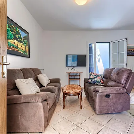 Gostinjska kuća Nino With Shared Pool Porec