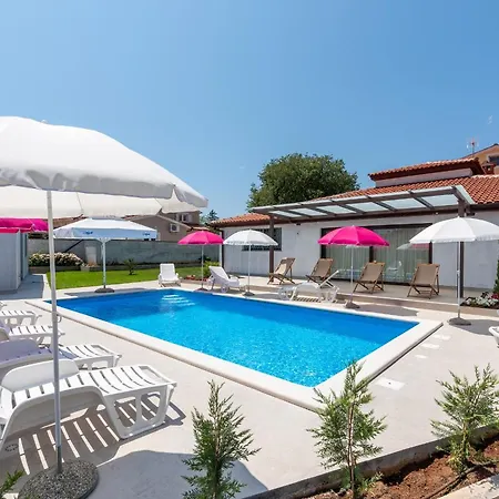 Nino With Shared Pool Vendégház Poreč