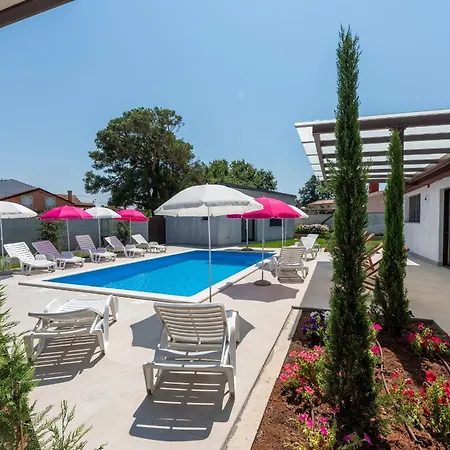 Vendégház Nino With Shared Pool Poreč
