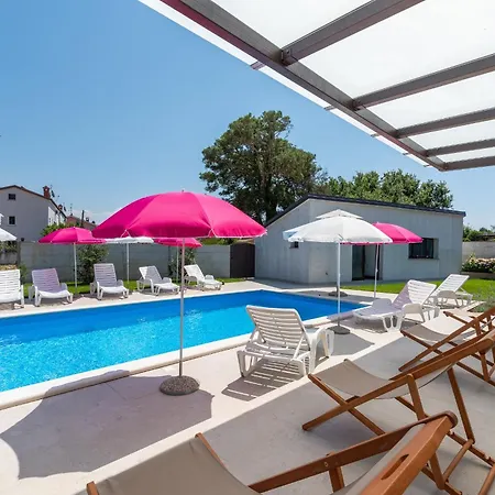 Nino With Shared Pool Πανσιόν