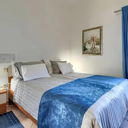 Nino With Shared Pool Guest house Porec