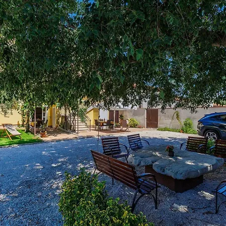 Nino With Shared Pool Πανσιόν