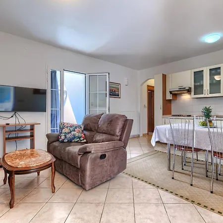 Πανσιόν Nino With Shared Pool 4*