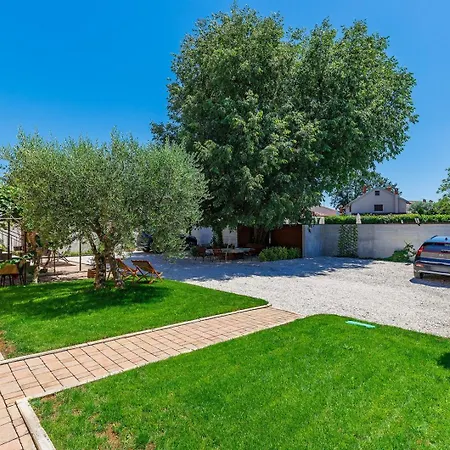 Nino With Shared Pool Guest house Porec