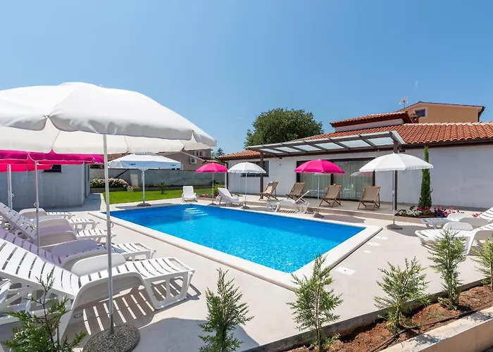 Nino With Shared Pool בית הארחה פורץ