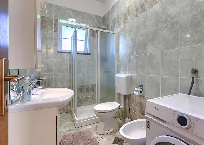 בית הארחה Nino With Shared Pool 3*