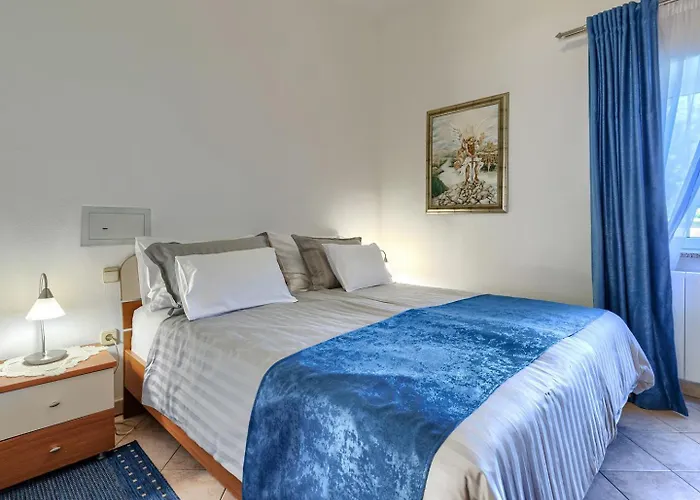 Nino With Shared Pool בית הארחה פורץ