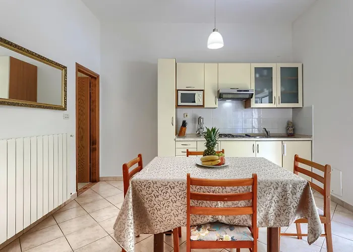 בית הארחה Nino With Shared Pool פורץ