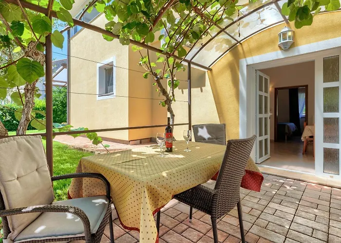 Nino With Shared Pool בית הארחה