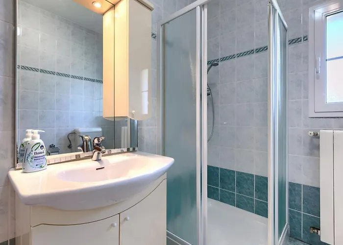 Nino With Shared Pool בית הארחה