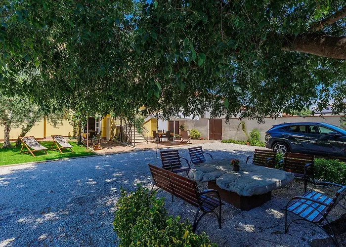 Nino With Shared Pool בית הארחה