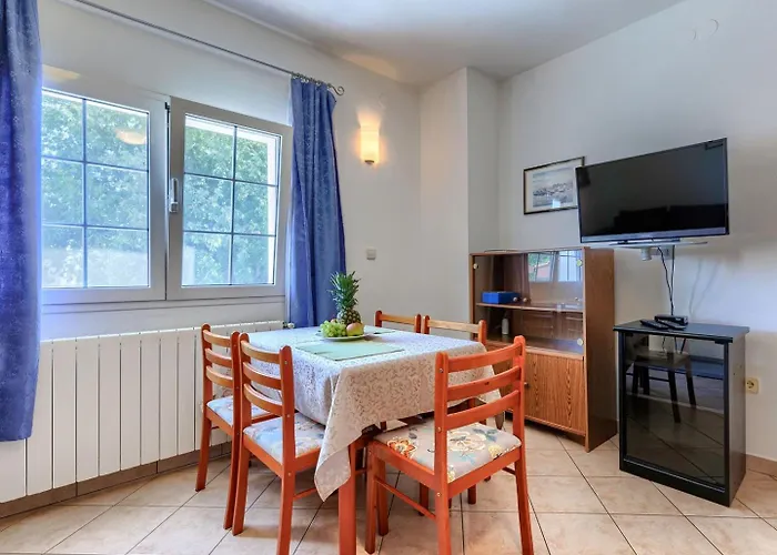 בית הארחה Nino With Shared Pool