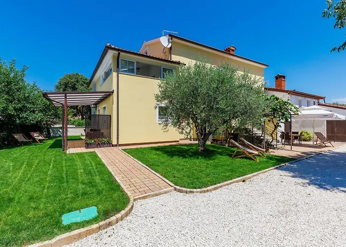 בית הארחה Nino With Shared Pool 3*