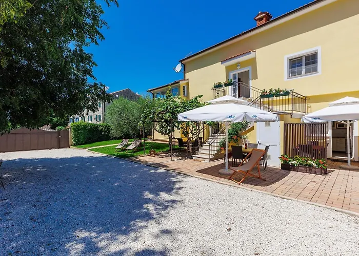 Nino With Shared Pool Gasthuis