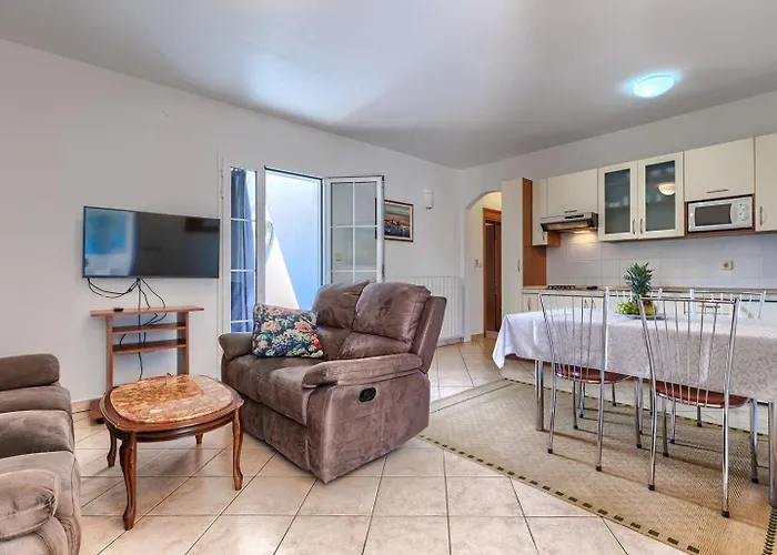 בית הארחה Nino With Shared Pool 3*