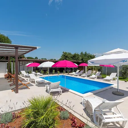 Nino With Shared Pool Pensionat