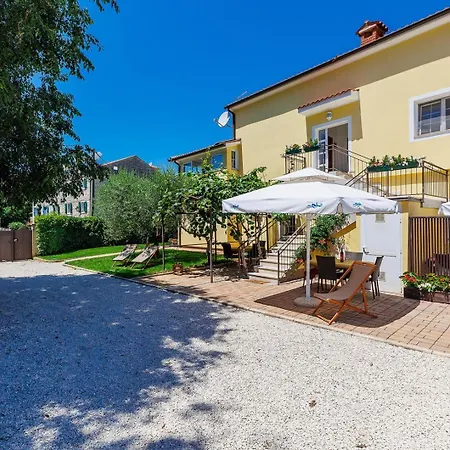 Nino With Shared Pool Pensionat