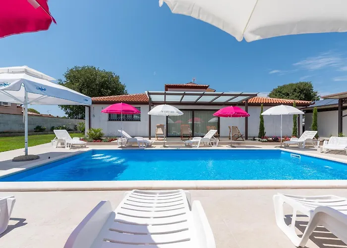 Πανσιόν Nino With Shared Pool Πόρετς