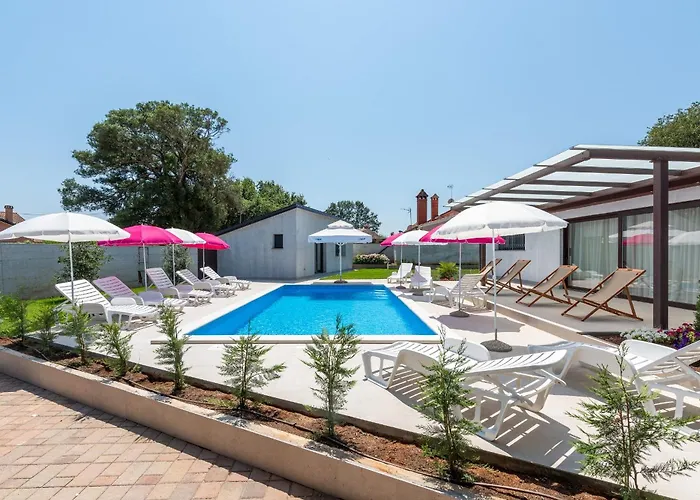 Πανσιόν Nino With Shared Pool Πόρετς