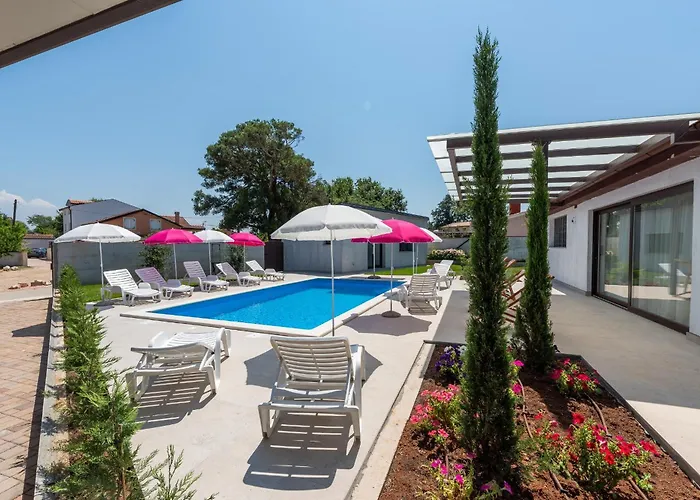 Πανσιόν Nino With Shared Pool Πόρετς