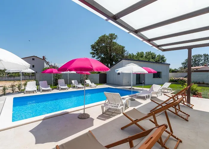 Nino With Shared Pool Πανσιόν