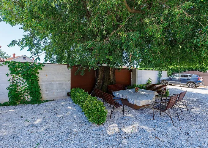 Nino With Shared Pool Πανσιόν